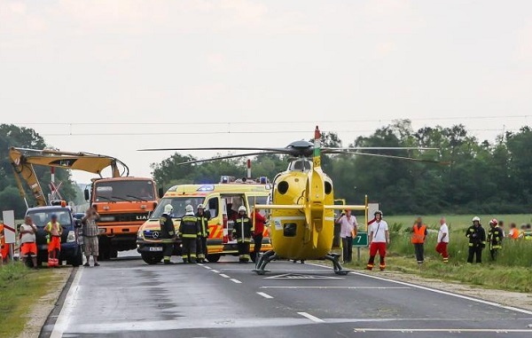 Kishelikopter esett a szántóföldre Vátnál, mert vezetéknek ütközött