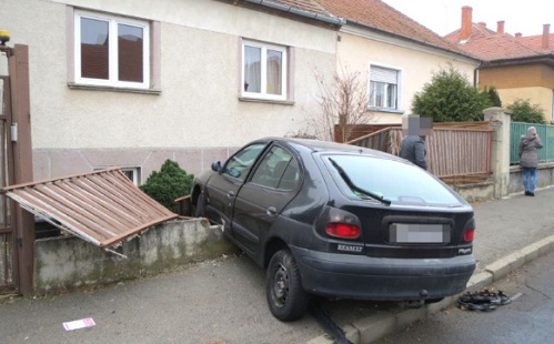 Majdnem bement a házba egy autó a belvárosban
