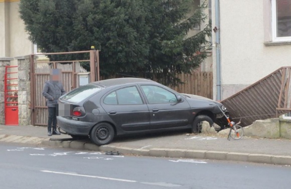 A vétlen sofőr autójával egy belvárosi ház kerítésének hajtott