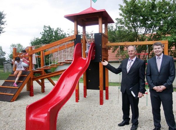 Új játszóteret adott át Kőszegszerdahelyen Takács Péter és Ágh Péter