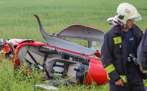 Meglepő baleset: helikopter ütközött felsővezetéknek