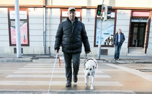 Burkolati jelek segítenek Szombathelyen a vakoknak