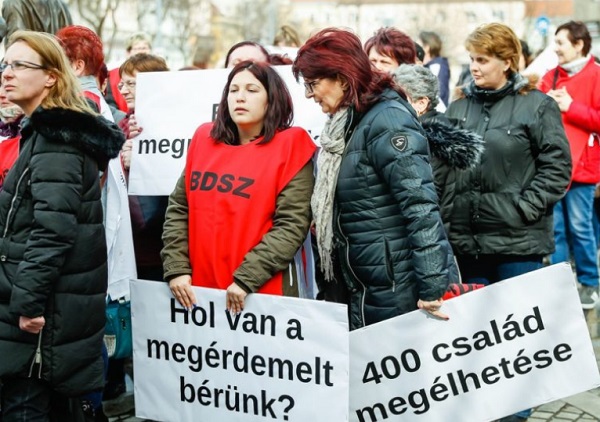 Bérükért és munkájukért demonstráltak a Styl-dolgozók Szombathelyen