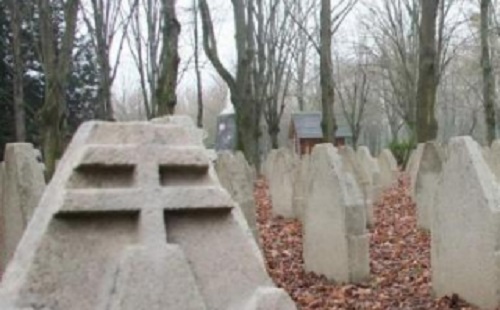 Világháborús sírok újultak meg Szombathelyen
