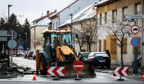 Lezárták a szombathelyi Nádasdy utcát csőtörés miatt