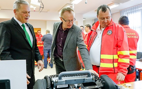 Szombathely: új defibrillátorral látták el a mentősöket