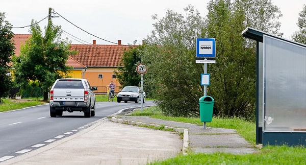 Nehéz átjutni a forgalmas úton Jákon