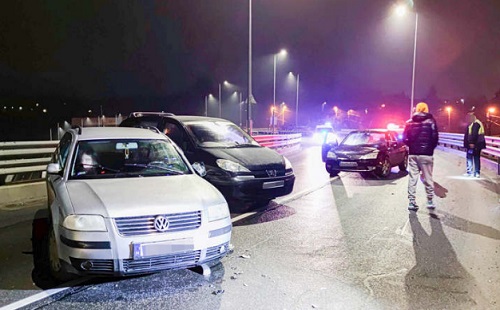 Nyolc autó tört össze a jeges felüljárón Szombathelyen