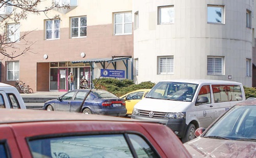 Több mozgáskorlátozott parkoló kellene a kórházhoz?