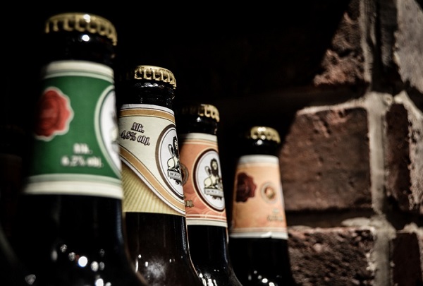 Játszóterek és buszmegállók 5 méteres körzetében tilos lesz alkoholt inni